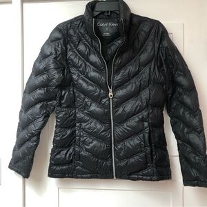 Like new Calvin Klein lightweight packable puffer jacket in black pockets zip S